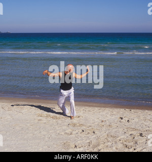 Professional-Tai-Chi und Kong Fu Lehrer Unternehmen Training am Strand in Mallorca, Balearen, Spanien. Stockfoto