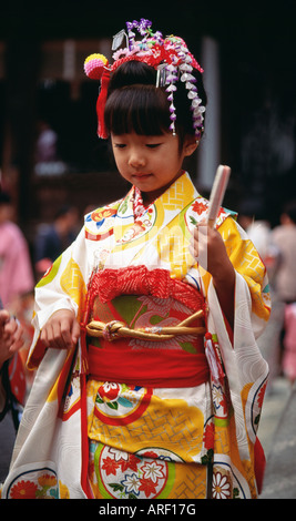 Junges Mädchen im Kimono gekleidet besucht Kibitsu Schrein während Shichi-Go-San-festival Stockfoto