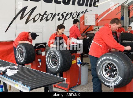 Bridgestone-Formel-1-Team arbeitet an Reifen Jan. 2008 Stockfoto