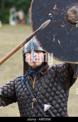 Wikinger-Krieger mit Speer und Schild auf einem Reenactment-Festival in Dänemark Stockfoto