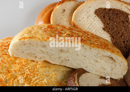 Foccacia Brotbrot mit verschiedenen Brotsorten von oben oben Nahaufnahme niemand horizontal in den USA Hi-res Stockfoto