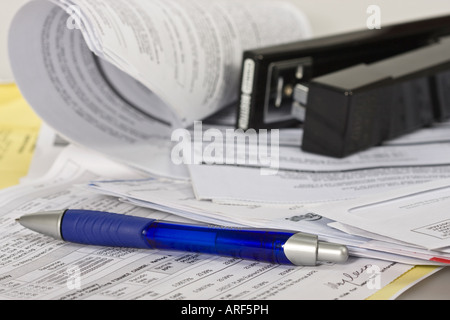 Persönliche Finanzbriefe stapeln monatliche Rechnungen Haushalt von oben Papierkram Post Draufsicht Niemand Niemand Niemand Niemand in den USA Stockfoto