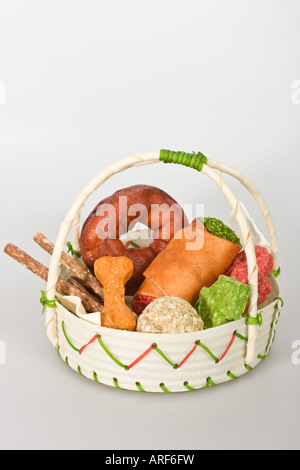 Die ganze Schüssel mit Hund behandelt Bilder Bilder Fotos isolierter Ausschnitt Ausschnitt Nahaufnahme vertikales Format mit hoher Auflösung in den USA Hi-res Stockfoto