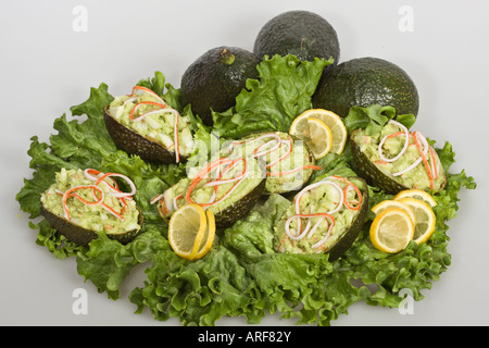 Avocado Guacamole cremiger Dip Zitronensalat Obst oder Mousse Rezept in der Schüssel kreatives Essen Stillleben Niemand Cutout isolierte Nahaufnahme Hi-res Stockfoto