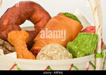Die ganze Schüssel mit Hund behandelt Bilder Bilder Fotos Fotos Fotos von oben Nahaufnahme große hohe Auflösung horizontal in den USA Hi-res Stockfoto