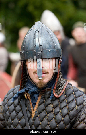 Nahaufnahme von einem Wikinger-Krieger im Helm mit Nasenschutz um eine Nachstellung der Schlacht in Dänemark Stockfoto