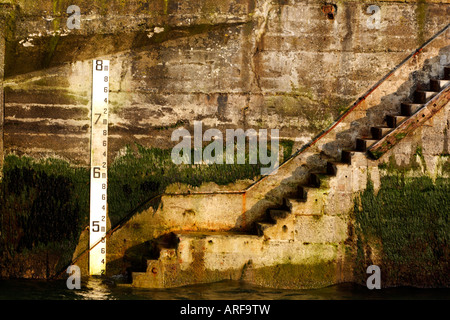 Europa-England-Cornwall Wasser Tiefe Markierung auf Newlyn-Hafen-Mole Stockfoto