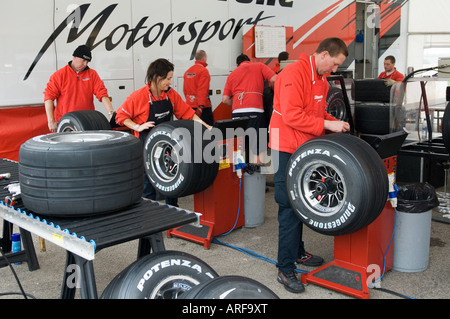 Bridgestone-Formel-1-Team arbeitet an Reifen Jan. 2008 Stockfoto