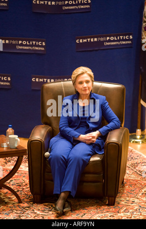 Senator Hillary Clinton (D -NY) war als Gastredner für Larry Sabatos amerikanischen Politik Klasse an der Univ. VA in Charlottesville Stockfoto