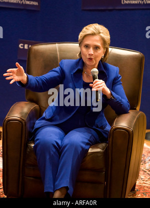 Senator Hillary Clinton (D -NY) war als Gastredner für Larry Sabatos amerikanischen Politik Klasse an der Univ. VA in Charlottesville Stockfoto