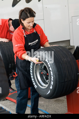 weibliche Bridgestone Techniker arbeitet auf Reifen bei der Formel 1 Prüfung am Circuit Ricardo Tormo Jan.2008 Stockfoto