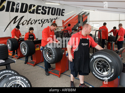 Bridgestone-Formel-1-Team arbeitet an Reifen Jan. 2008 Stockfoto