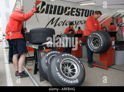 Bridgestone-Formel-1-Team arbeitet an Reifen Jan. 2008 Stockfoto