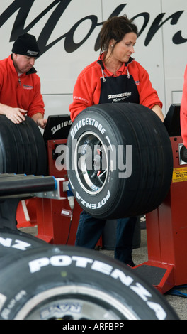 weibliche Bridgestone Techniker arbeitet auf Reifen bei der Formel 1 Prüfung am Circuit Ricardo Tormo Jan.2008 Stockfoto