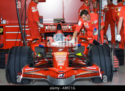 Ferrari-Techniker poliert F2008 Rennwagen im Feld während der Formel 1 Tests am Circuit Ricardo Tormo Jan. 2008 Stockfoto