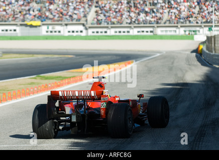 McLaren-Rennwagen an der Ausfahrt der Boxengasse während der Formel 1 Tests am Circuit Ricardo Tormo in Valencia, Spanien, Jan. 2008 Stockfoto