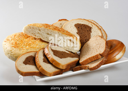 Nahaufnahme von Amerikanern geschnitten ein Brot Brot Brot Brot Brot Grundnahrung auf einem Teller niemand von oben Essen auf weißem Hintergrund isolierter Ausschnitt Nahaufnahme Hi-res Stockfoto