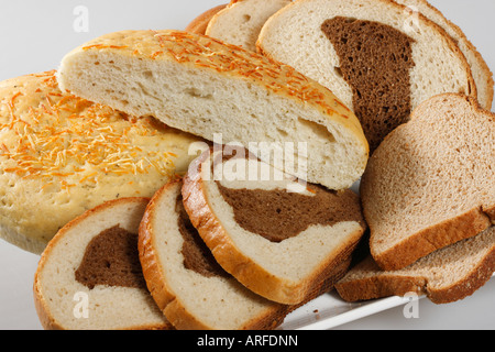 Foccacia Brotlaib mit verschiedenen Brotsorten isolierter Ausschnitt weißer Hintergrund Overhead Nahaufnahme horizontal in USA USA Hi-res Stockfoto
