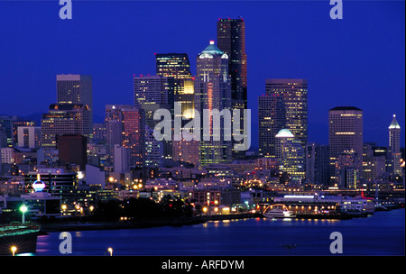 SKYLINE VON SEATTLE NACHT VON MAGNOLIA PARK BEREICH BETRACHTET Stockfoto