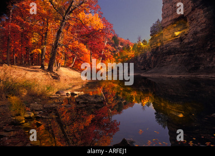 Hohen Klippen "The Pinnacles" mit See und Herbst Baum Reflexion und Sonnenlicht scheint durch Öffnung im Fels, in Missouri Stockfoto