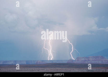 Flash-Blitz über der Wüste, USA, Arizona, Lake Powell, Seite Stockfoto