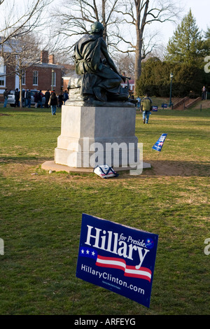 Hillary Clinton Kampagne Zeichen befindet sich auf dem Rasen an der University of Virginia vor einer Statue von Homer. Stockfoto