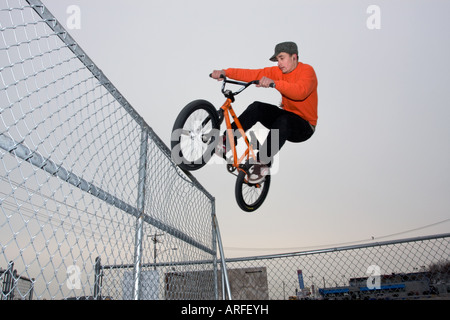 Radfahrer machen einen Sprung in einem Skatepark Stockfoto