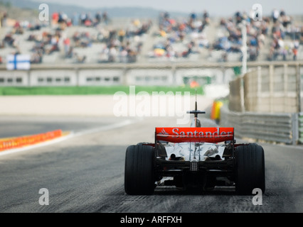 McLaren-Rennwagen an der Ausfahrt der Boxengasse während der Formel 1 Tests am Circuit Ricardo Tormo in Valencia, Spanien, Jan. 2008 Stockfoto