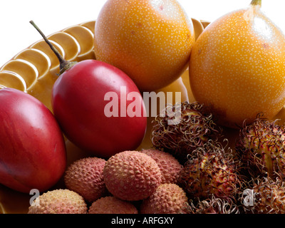 Tamarillo (Solanum betaceum Syn. cyphomandra betacea), süße Granadilla (passiflora ligularis), Litschi (Litchi sinensis) und Rambutan (Nephelium Stockfoto