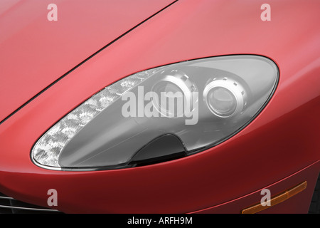 2007 Aston Martin V8 Vantage in rot - Scheinwerfer Stockfoto