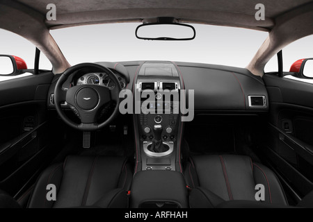 2007 Aston Martin V8 Vantage in rot - Armaturenbrett, Mittelkonsole, Getriebe Schalthebel Ansicht Stockfoto