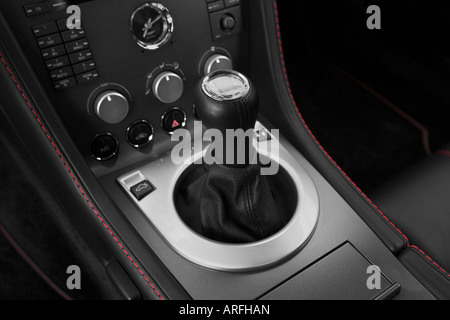 2007 Aston Martin V8 Vantage in rot - Getriebe Schalthebel/Mittelkonsole Stockfoto