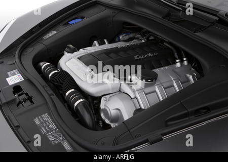 2008 Porsche Cayenne Turbo grau - Motor Stockfoto