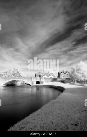 Steinbrücke über den Fluss Themse in Abingdon England Vereinigtes Königreich von Großbritannien Infrarot-Foto Stockfoto