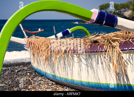 Ein traditionelles balinesisches Fischerboot günstig am Strand, Bali, Indonesien Stockfoto