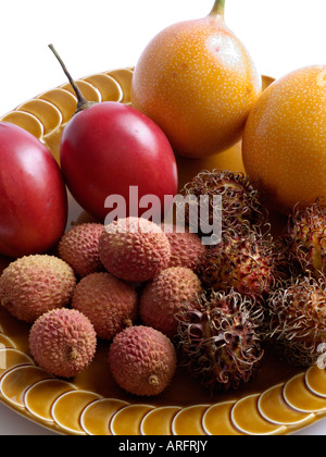 Tamarillo (Solanum betaceum Syn. cyphomandra betacea), süße Granadilla (passiflora ligularis), Litschi (Litchi sinensis) und Rambutan (Nephelium Stockfoto