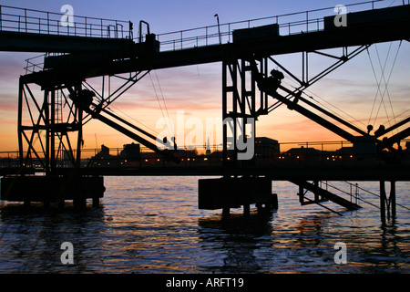 Sonnenuntergang hinter dem Fluss Portalen Stockfoto