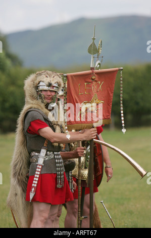 Römischer Legionär Standartenträger der 20. Legion (LEGIO XX)-Taken in Wroxeter in Shropshire, in der Nähe von Shrewsbury und Telford. Stockfoto