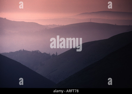 Morgennebel hängt über friedlichen Hügel und Täler in Shropshire. Die lange Mynd entnommen Stockfoto