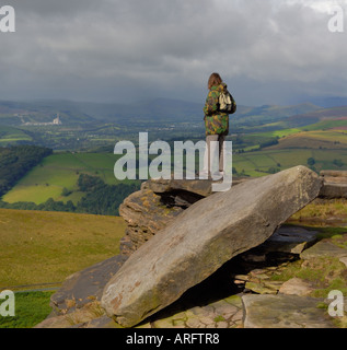 Weibliche Walker Stand auf "Stanage Edge" in Richtung "Hope Valley" in Derbyshire "Great Britain" anzeigen Stockfoto