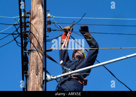 Dienstprogramm Arbeiter arbeiten an elektrischen Leitungen Stockfoto