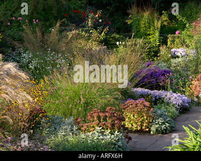 Versunkene Garten im Herbst, Karl Foerster Garten, Potsdam, Deutschland. Design: Karl Foerster Stockfoto