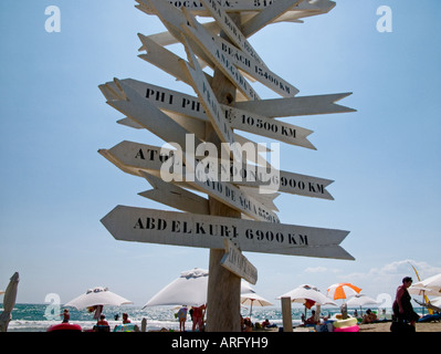 Eine verkürzte Blick auf Multi Richtungsanzeiger an einem Strand auf verschiedenen Standorten rund um den Globus Stockfoto