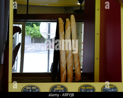 drei weiße Baguettes verbleiben auf einem Regal in einer kleinen Bäckerei in Südfrankreich Stockfoto