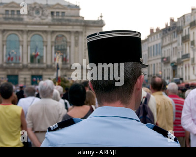 ein französischer Polizist Hinterkopf mit Montpellier Hauptplatz und Oper im Hintergrund Stockfoto