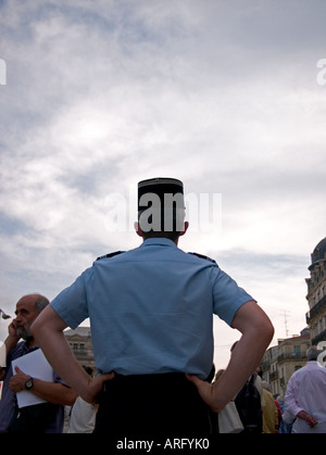 die Rückseite eines französischen Polizisten in Montpellier Hauptplatz, Frankreich Stockfoto