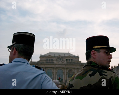 zwei französische Polizisten suchen in entgegengesetzte Richtungen in Montpellier Frankreich Stockfoto