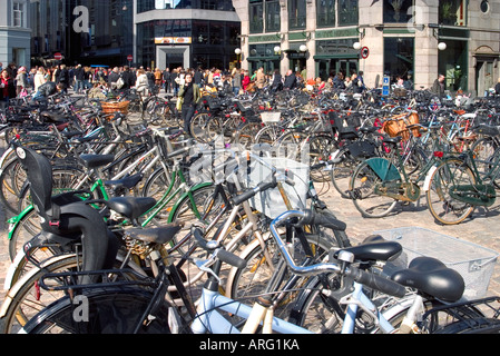 Geparkte Fahrräder in der Stadt bei Højbro Plads Kopenhagen Dänemark Stockfoto