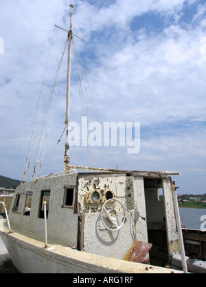 Alte verlassene Schiff in Skiathos Griechenland Stockfoto