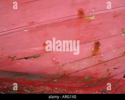 Roten Farbe auf den Rumpf des Bootes verblasst Stockfoto